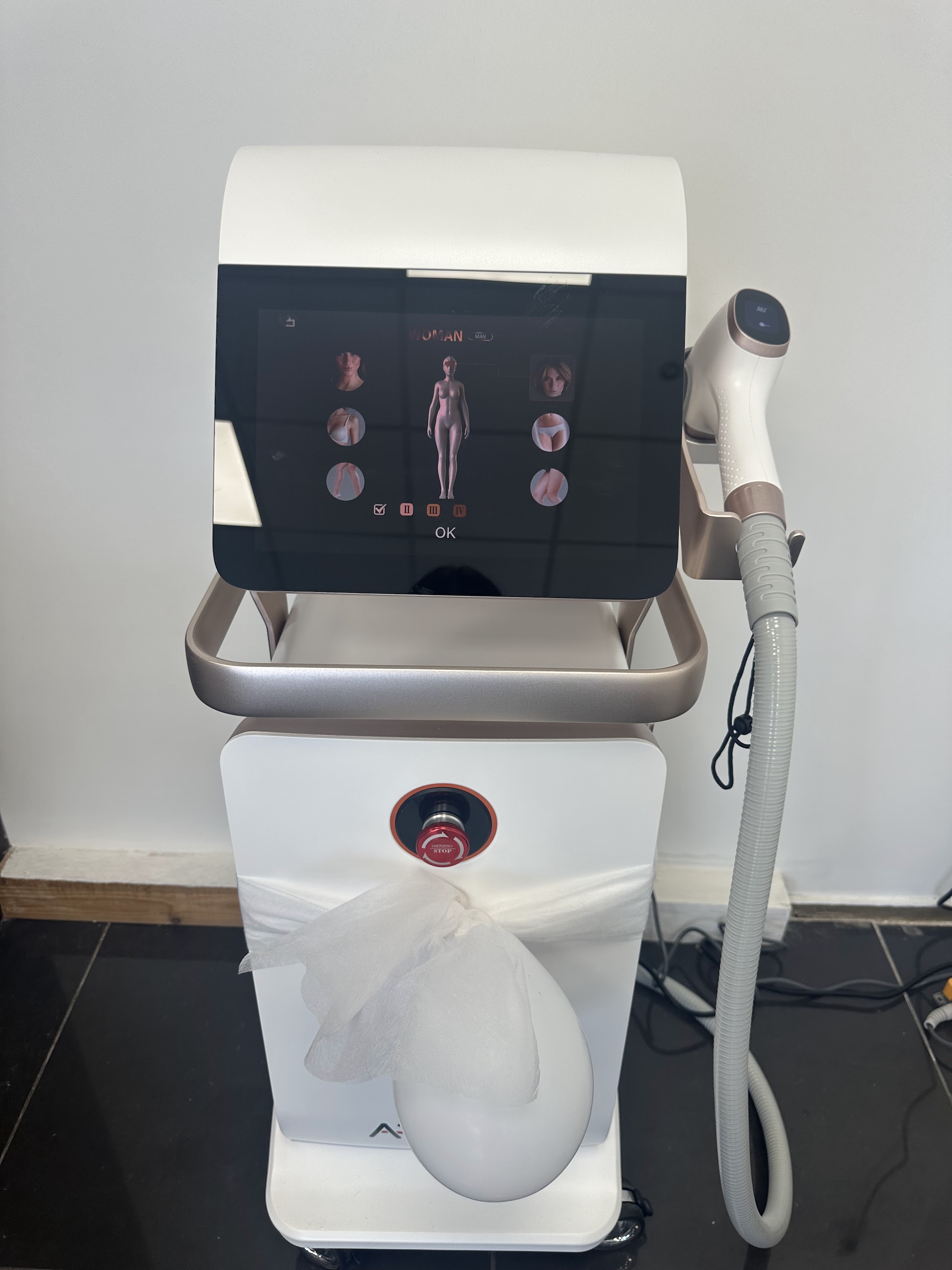 De laser met touchscreen in de behandelkamer van Lamsa Beauty
