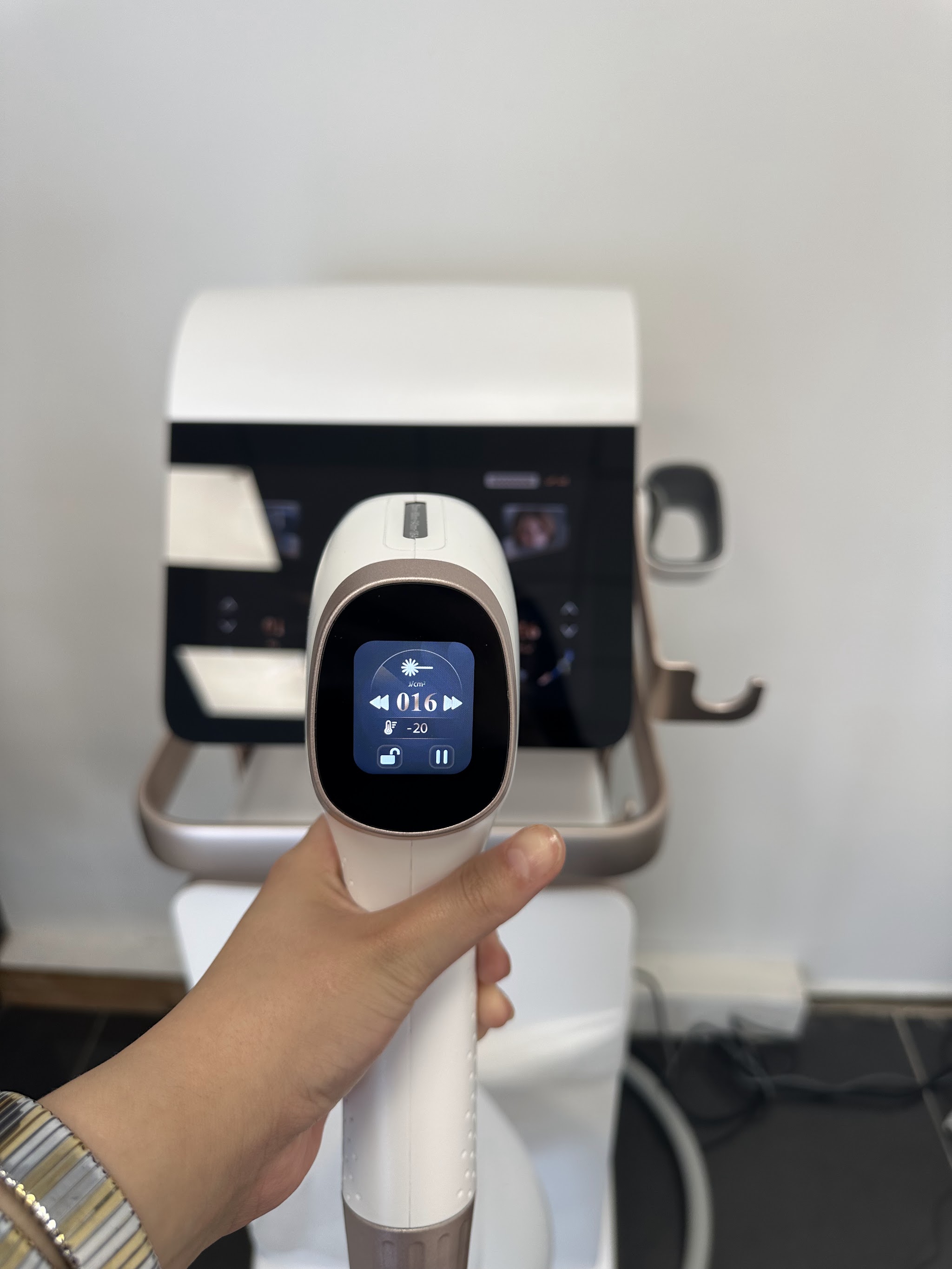 Het handstuk van de laser in de salon